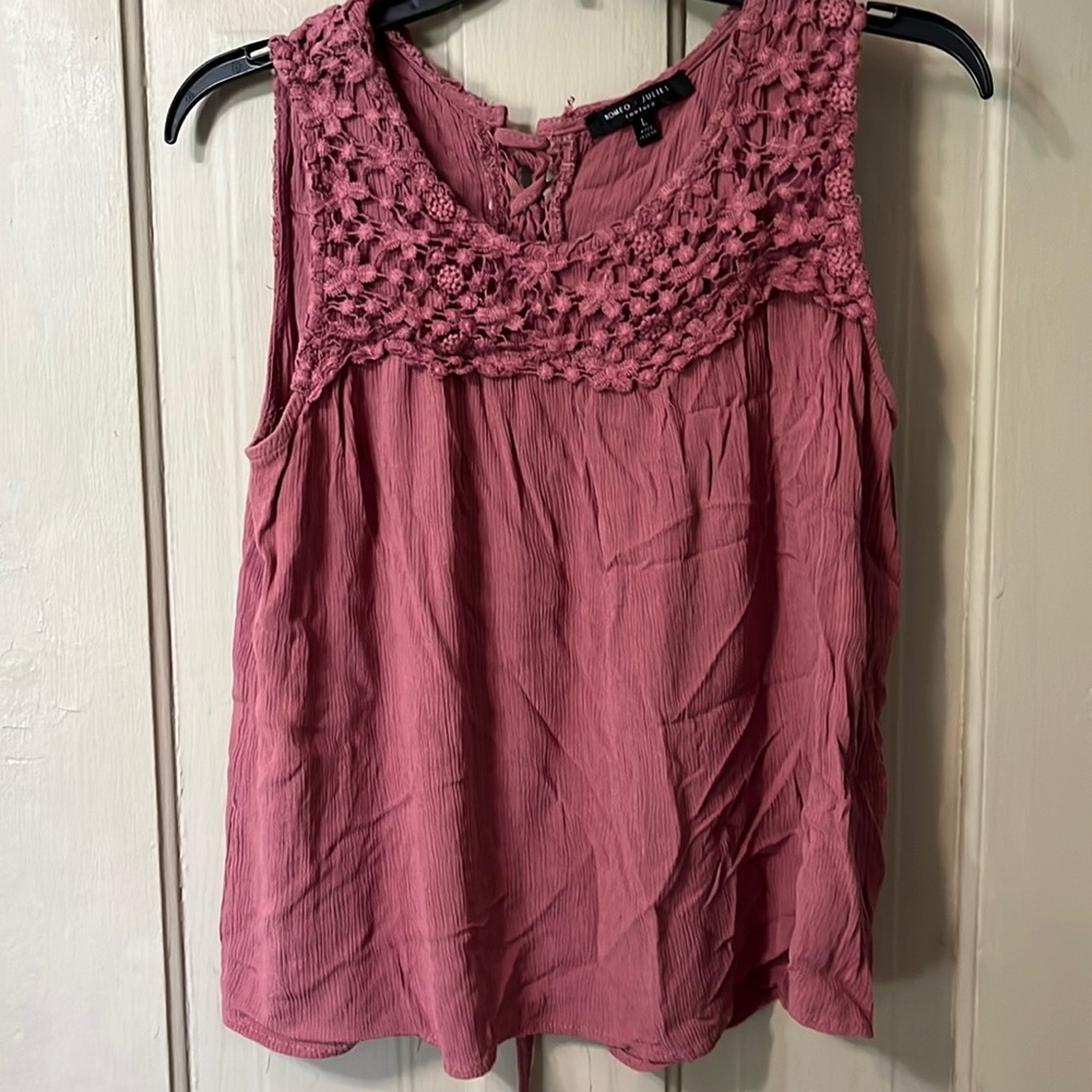 Pretty tank top with beautiful details